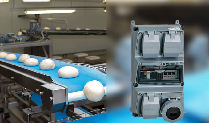 a dark gray AMAXX socket combination, in the background you can see an assembly line with bread roll dough